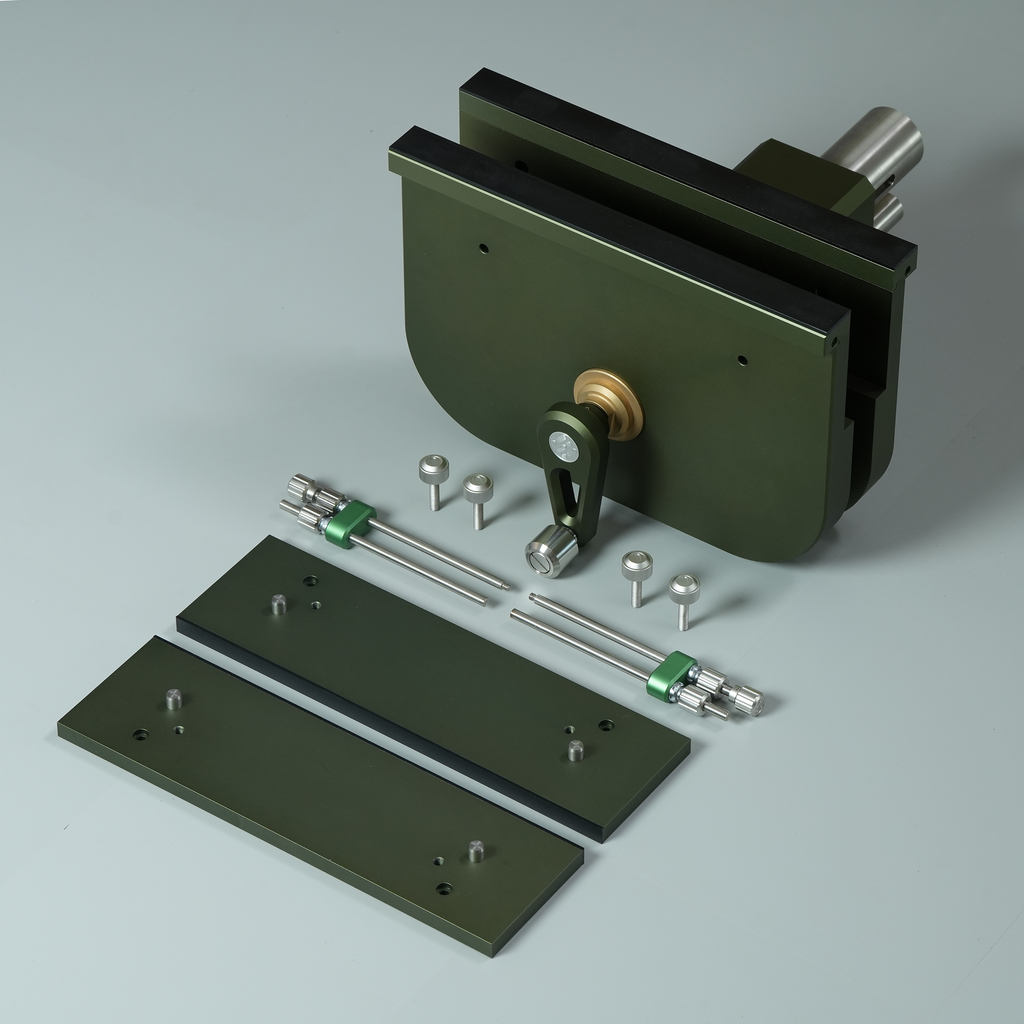 MTE-Vise vise assembly with green jaw blocks, silver guide rods, and gold adjustment screw