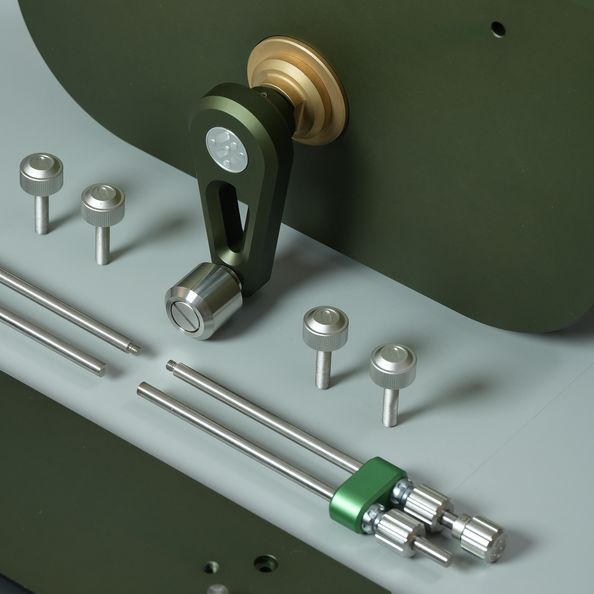 MTE-Vise vise close-up: green lever, gold screw, and clamp jaw with mounting pins