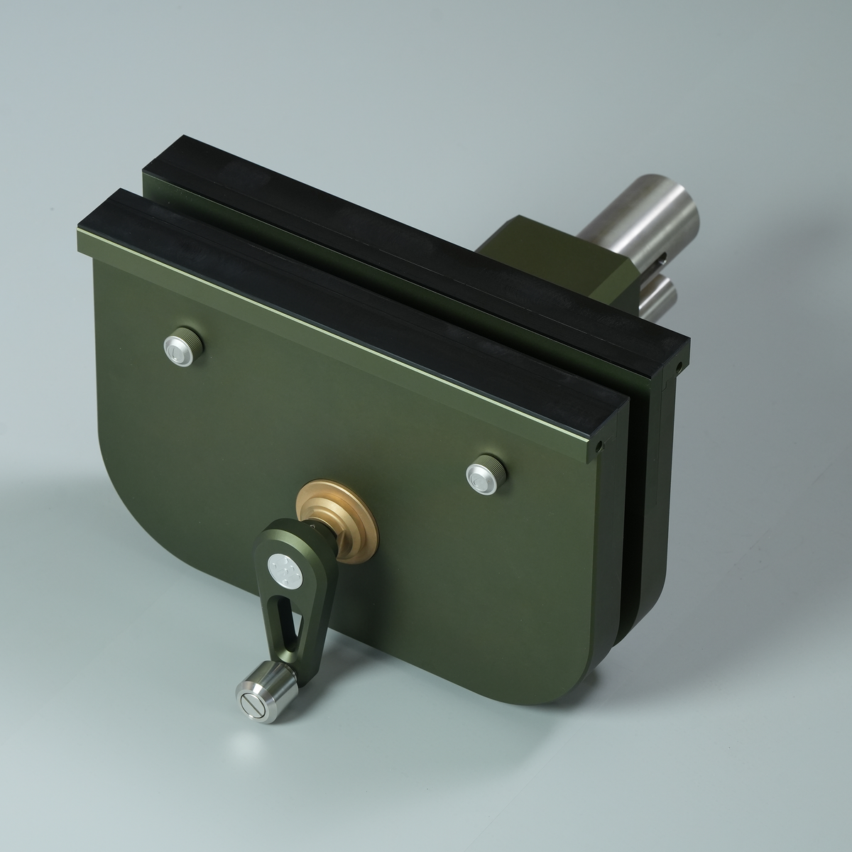 MTE-Vise vise with dark base, black guide bar, gold hand knob and metal posts