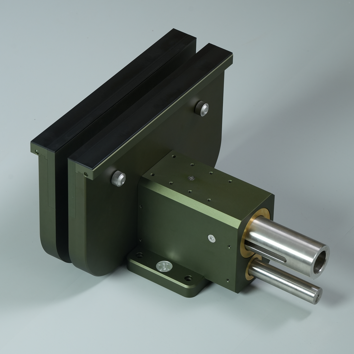 MTE-Vise vise with black top rail, green base, gold spindle, and clamp plate