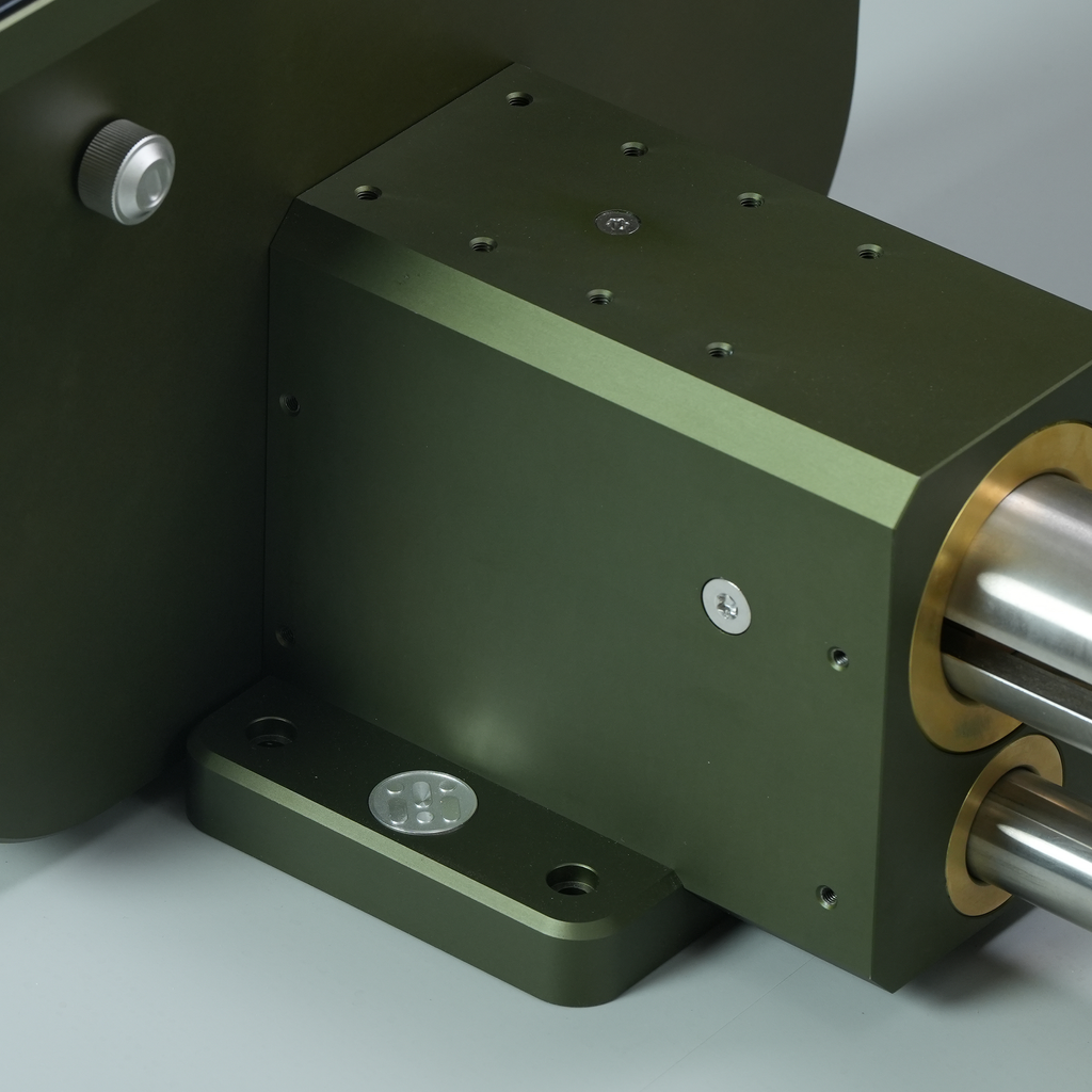 MTE-Vise vise close-up of base plate with mounting screws and gold spindle end
