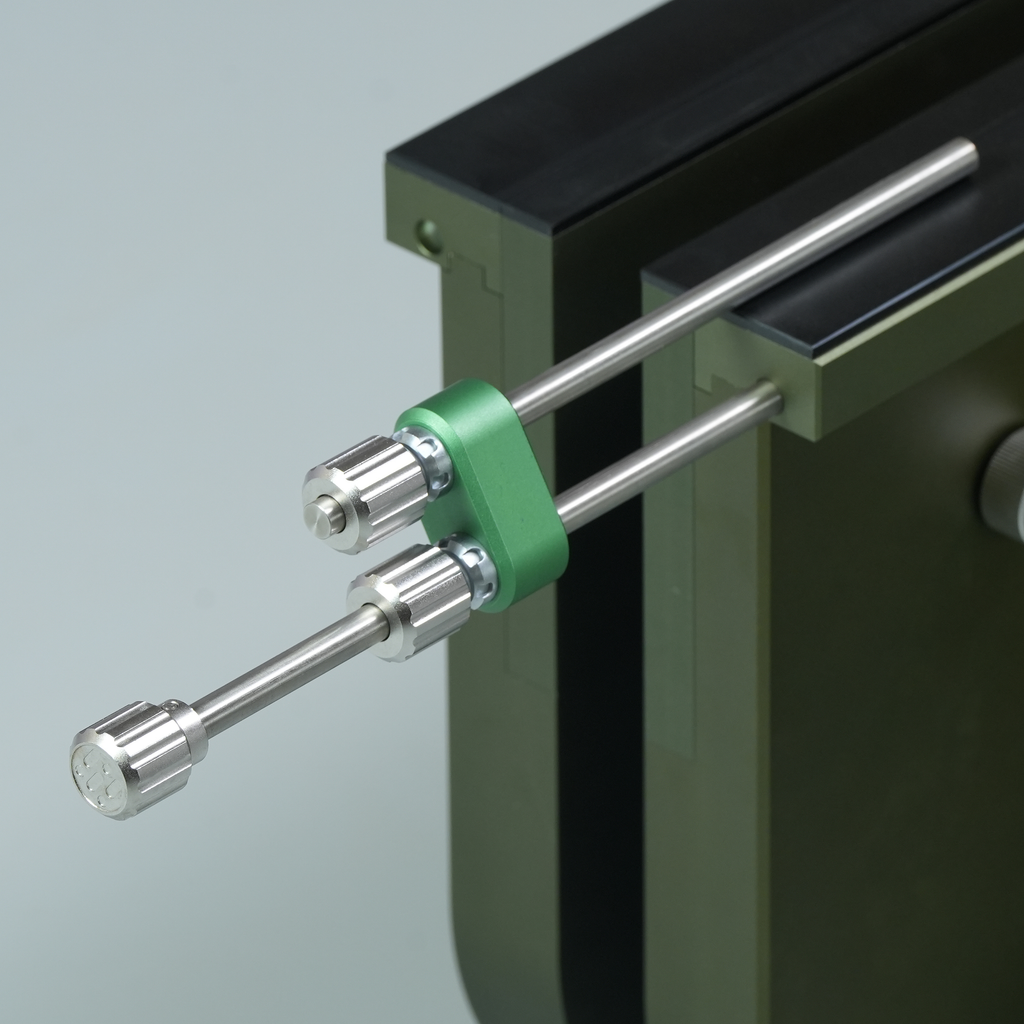 MTE-Vise vise close-up: green actuator blocks and two silver guide rods