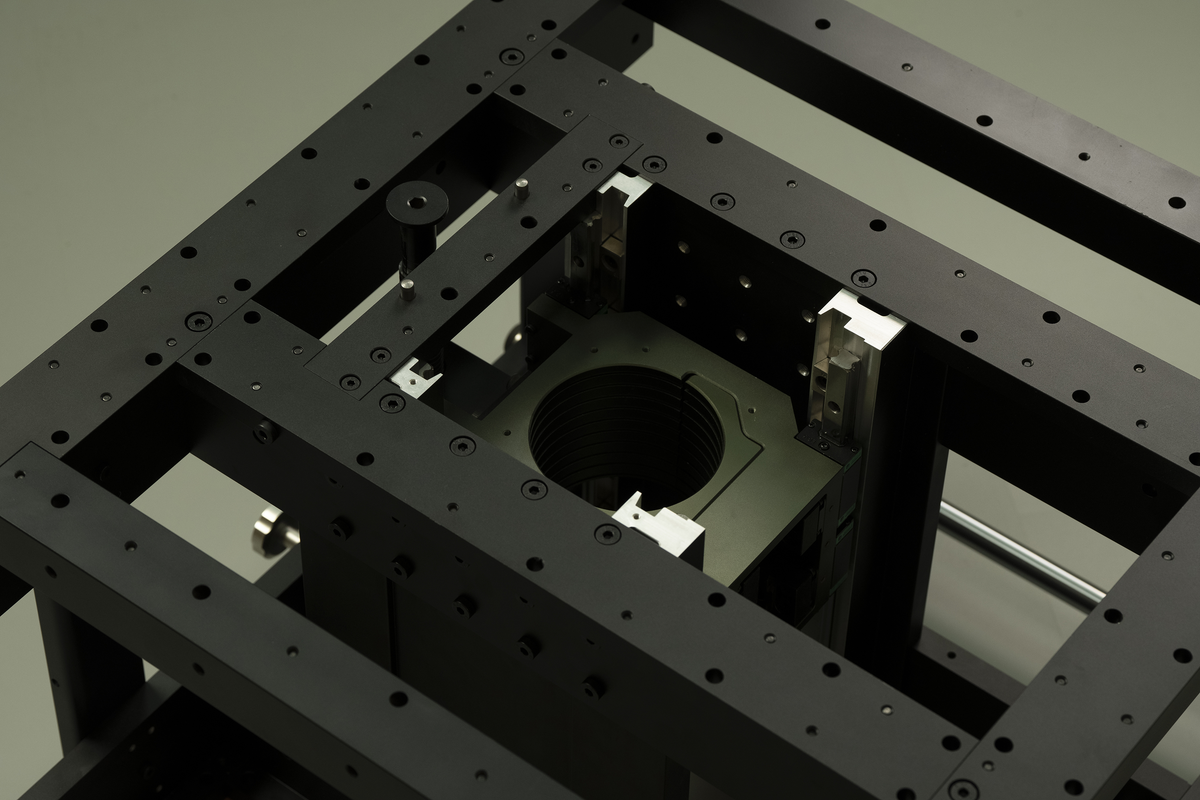 Modular routing platform interior base plate with central threaded opening