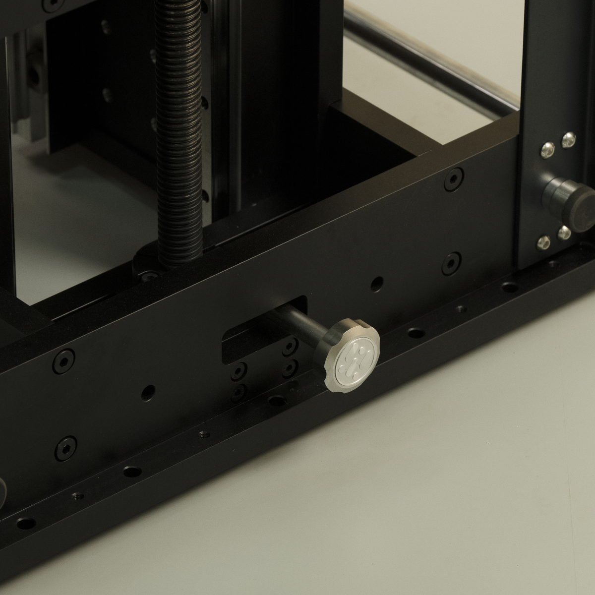 Modular routing platform tool carriage with lead screw and gray handle knob