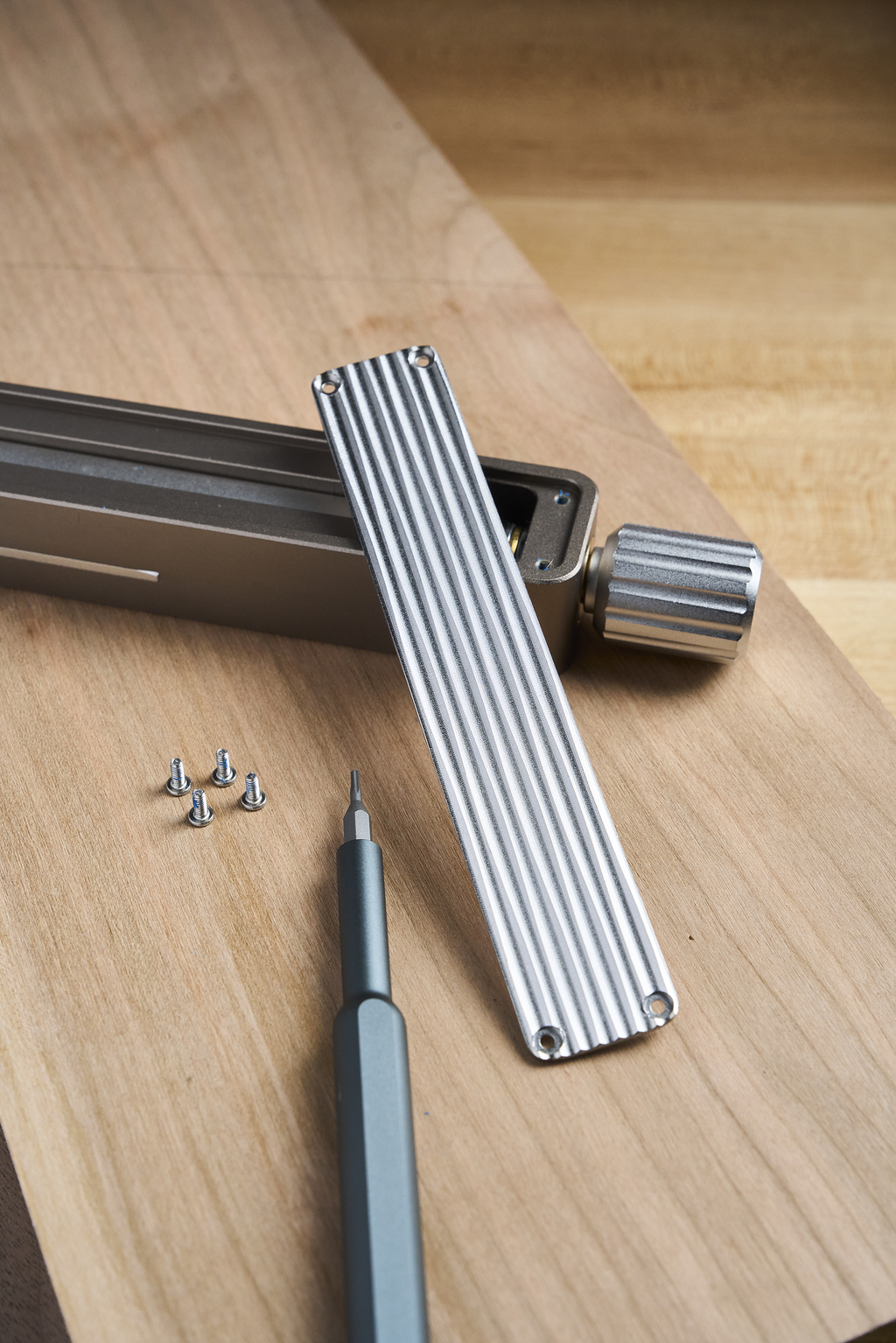Sliding bevel gauge with ridged measurement bar, plus screws and screwdriver